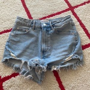 Zara, never worn, light washed denim jean shorts!